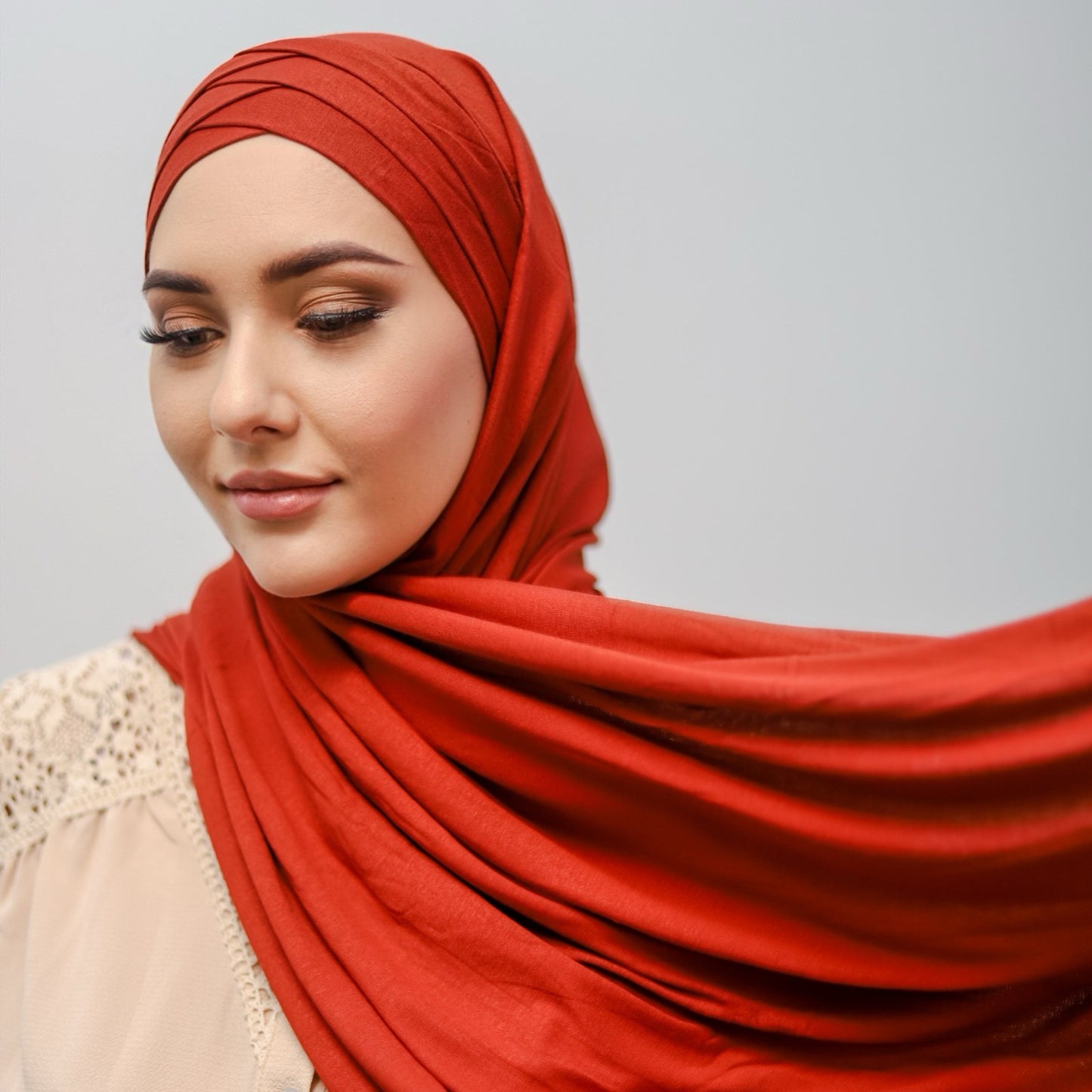 Fertig Hijab aus Jersey Rot Braun mix